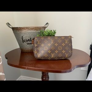 Authentic Louis Vuitton Pochette